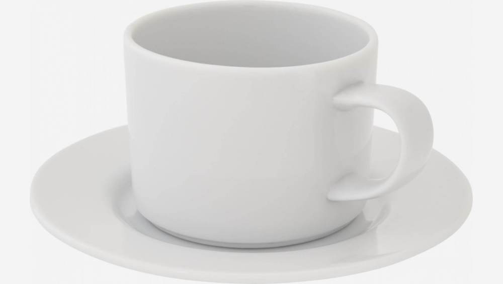 Taza de té y plato de porcelana blanca