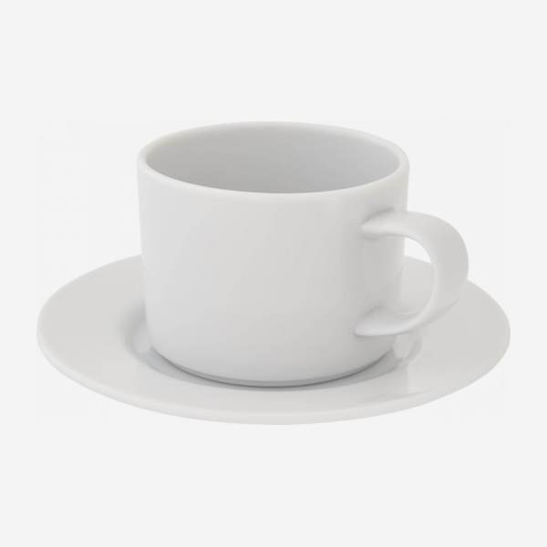 Taza de té y plato de porcelana blanca