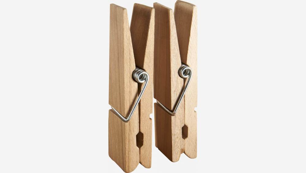 2 wooden clothes pegs