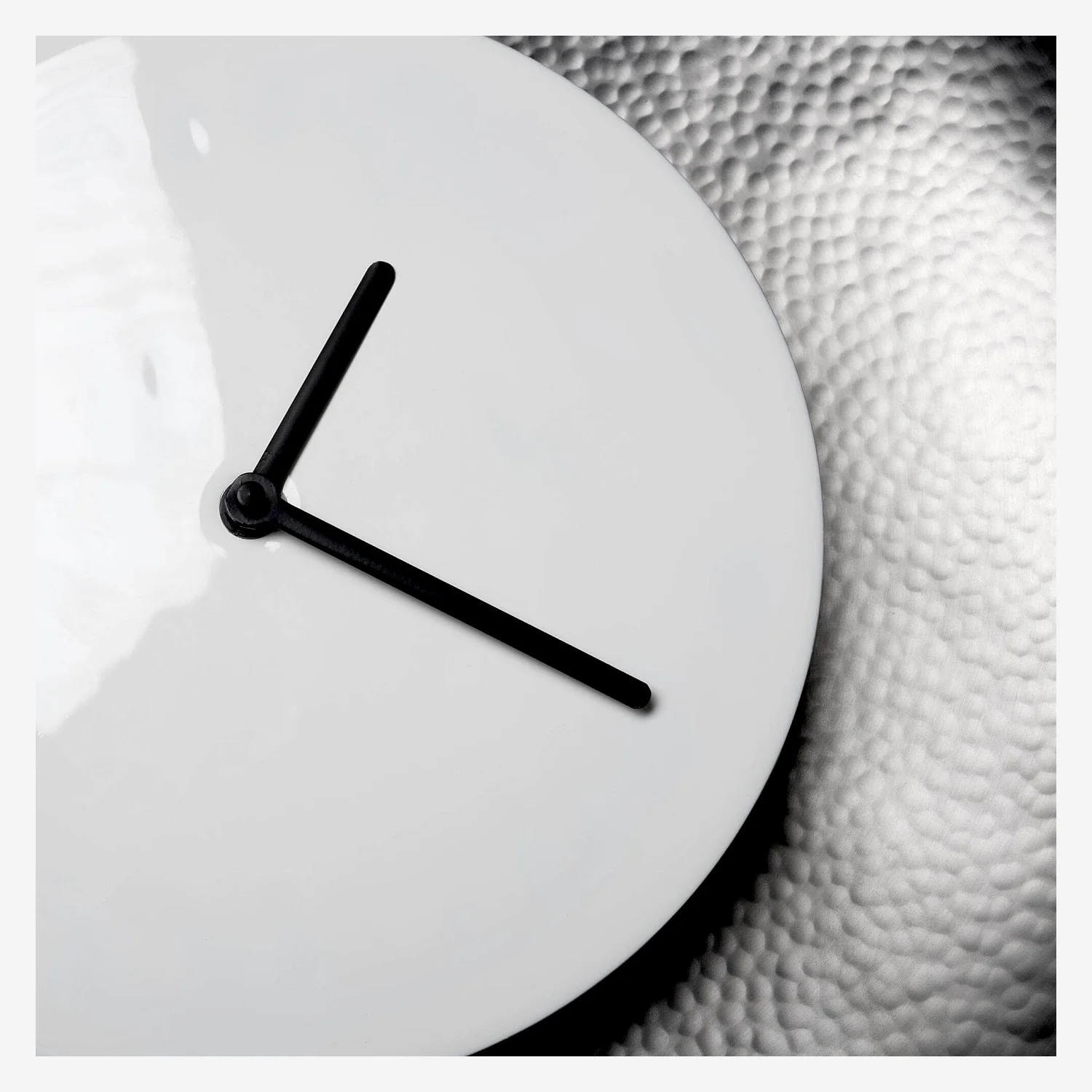 Horloge en acier martelé à la main - 38 cm - Gris - Design  by Habitat Design Studio - 2