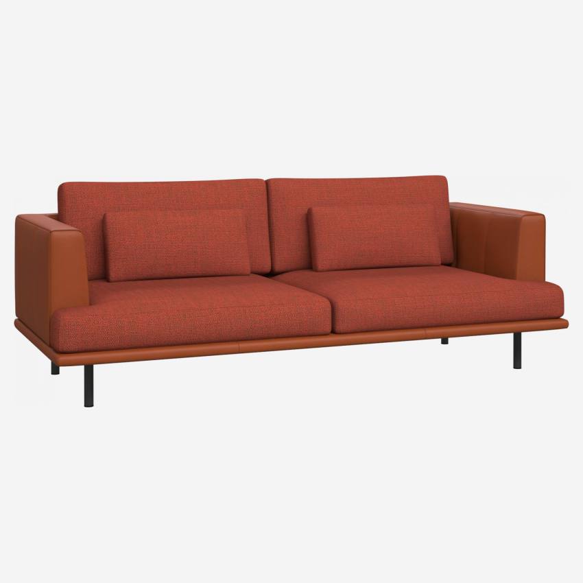 3 -Sitzer Sofa aus Fasoli-Stoff - Ziegelrot mit Basis und Armlehnen aus braunem Leder