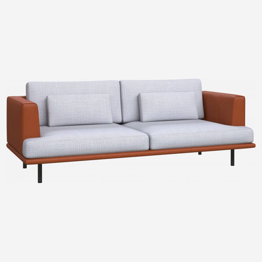 Canapé 3 places en tissu Fasoli grey sky avec base et accoudoirs en cuir marron