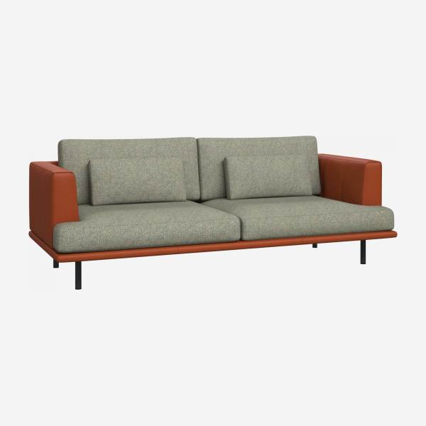 3-Sitzer Sofa aus Stoff Bellagio organic green mit Basis und Armlehnen aus braunem Leder