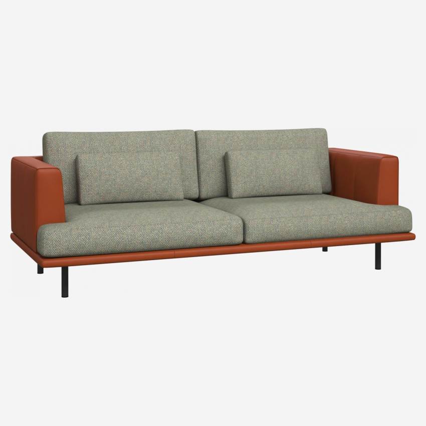 3-Sitzer Sofa aus Stoff Bellagio organic green mit Basis und Armlehnen aus braunem Leder