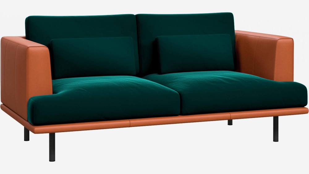 2-Sitzer Sofa aus Samt Super Velvet petrol blue mit Basis und Armlehnen aus braunem Leder