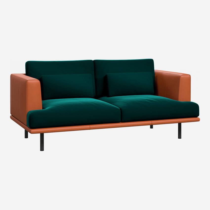 2-Sitzer Sofa aus Samt Super Velvet petrol blue mit Basis und Armlehnen aus braunem Leder