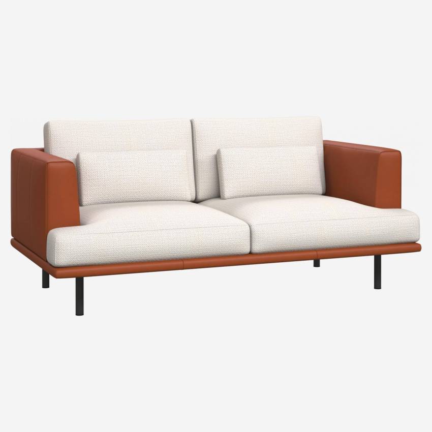 Canapé 2 places en tissu Fasoli snow white avec base et accoudoirs en cuir marron