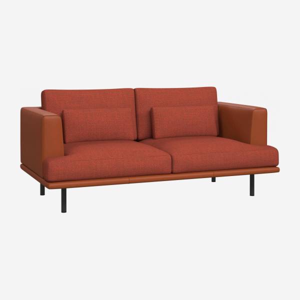 2 -Sitzer Sofa aus Fasoli-Stoff - Ziegelrot mit Basis und Armlehnen aus braunem Leder