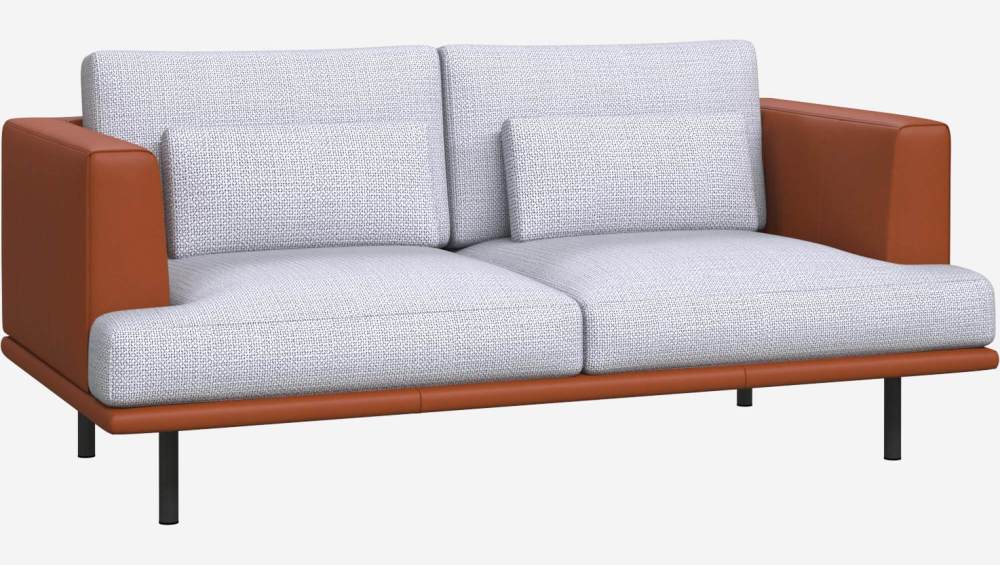 2-Sitzer Sofa aus Stoff Fasoli grey sky mit Basis und Armlehnen aus braunem Leder