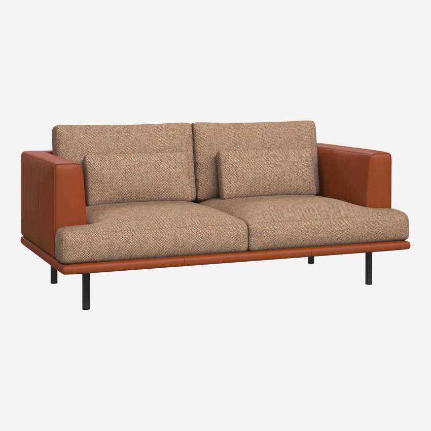 2-Sitzer Sofa aus Bellagio-Stoff - Orange mit Basis und Armlehnen aus braunem Leder