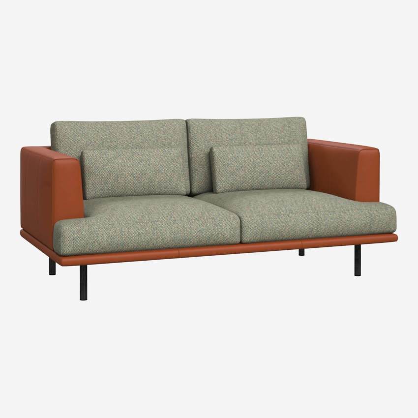 2-Sitzer Sofa aus Stoff Bellagio organic green mit Basis und Armlehnen aus braunem Leder