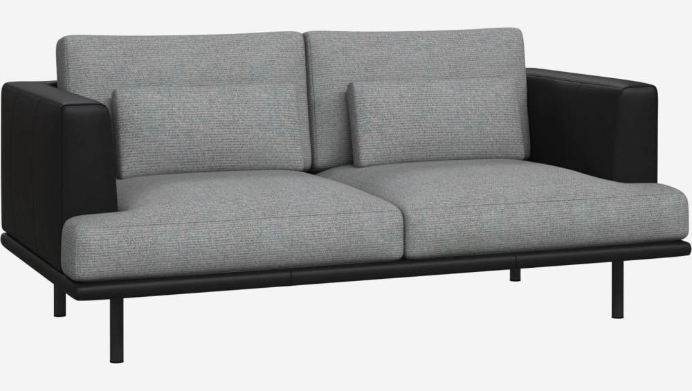 2-Sitzer Sofa aus Lecce-Stoff - Blaugrau mit Basis und Armlehnen aus schwarzem Leder