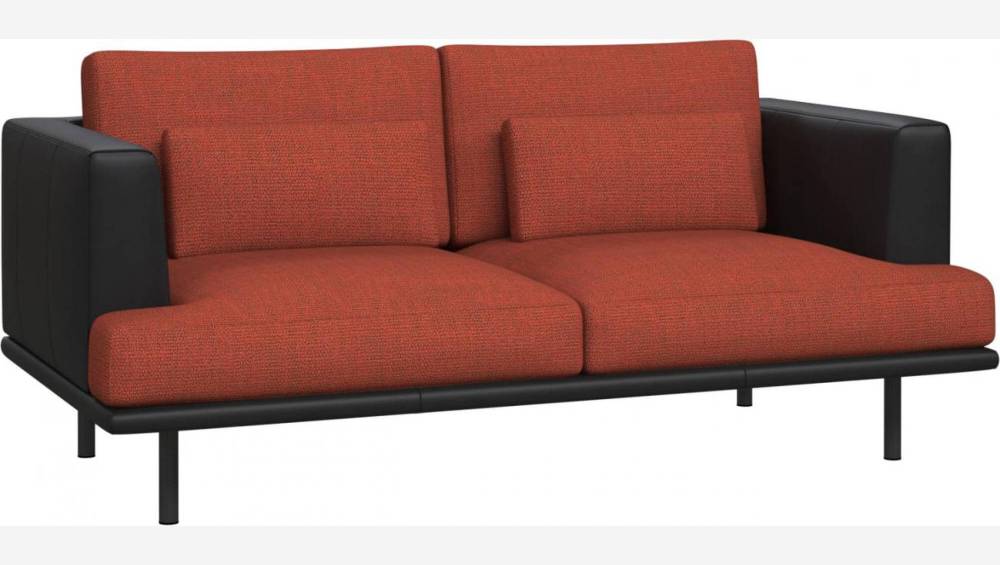 2 -Sitzer Sofa aus Fasoli-Stoff - Ziegelrot mit Basis und Armlehnen aus schwarzem Leder