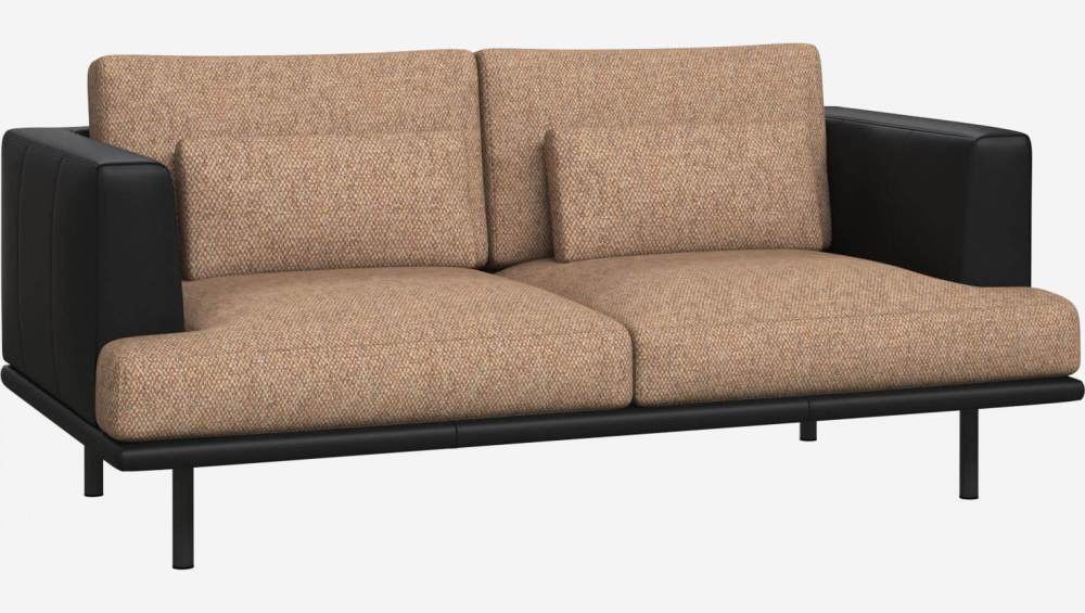 2-Sitzer Sofa aus Bellagio-Stoff - Orange mit Basis und Armlehnen aus schwarzem Leder