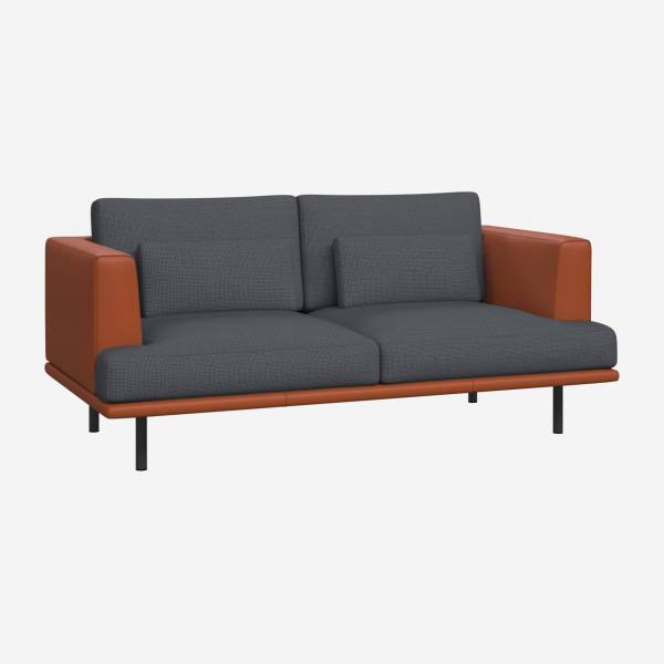 2-Sitzer Sofa aus Fasoli-Stoff mit Basis und Armlehnen aus braunem Leder - Anthrazitgrau
