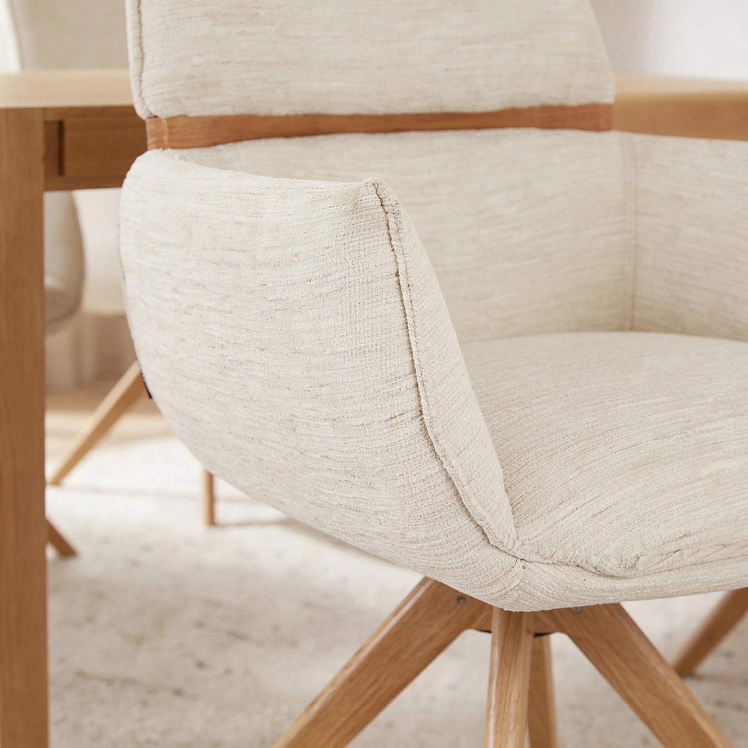 Chaise pivotante en tissu et chêne avec accoudoirs - Crème - 4