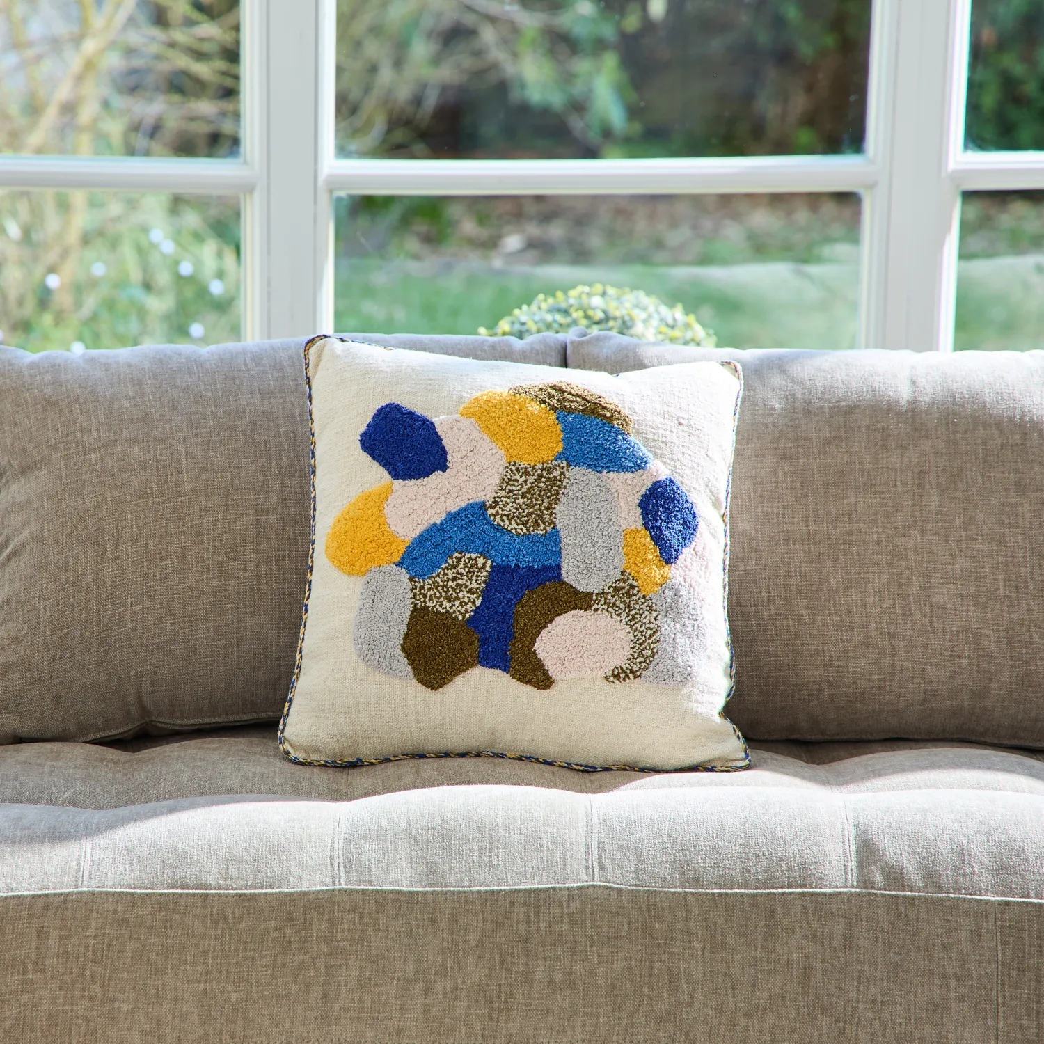 Coussin tufté en coton - 45 x 45 cm - Vert kaki et bleu - Design by Floriane Jacques - 1
