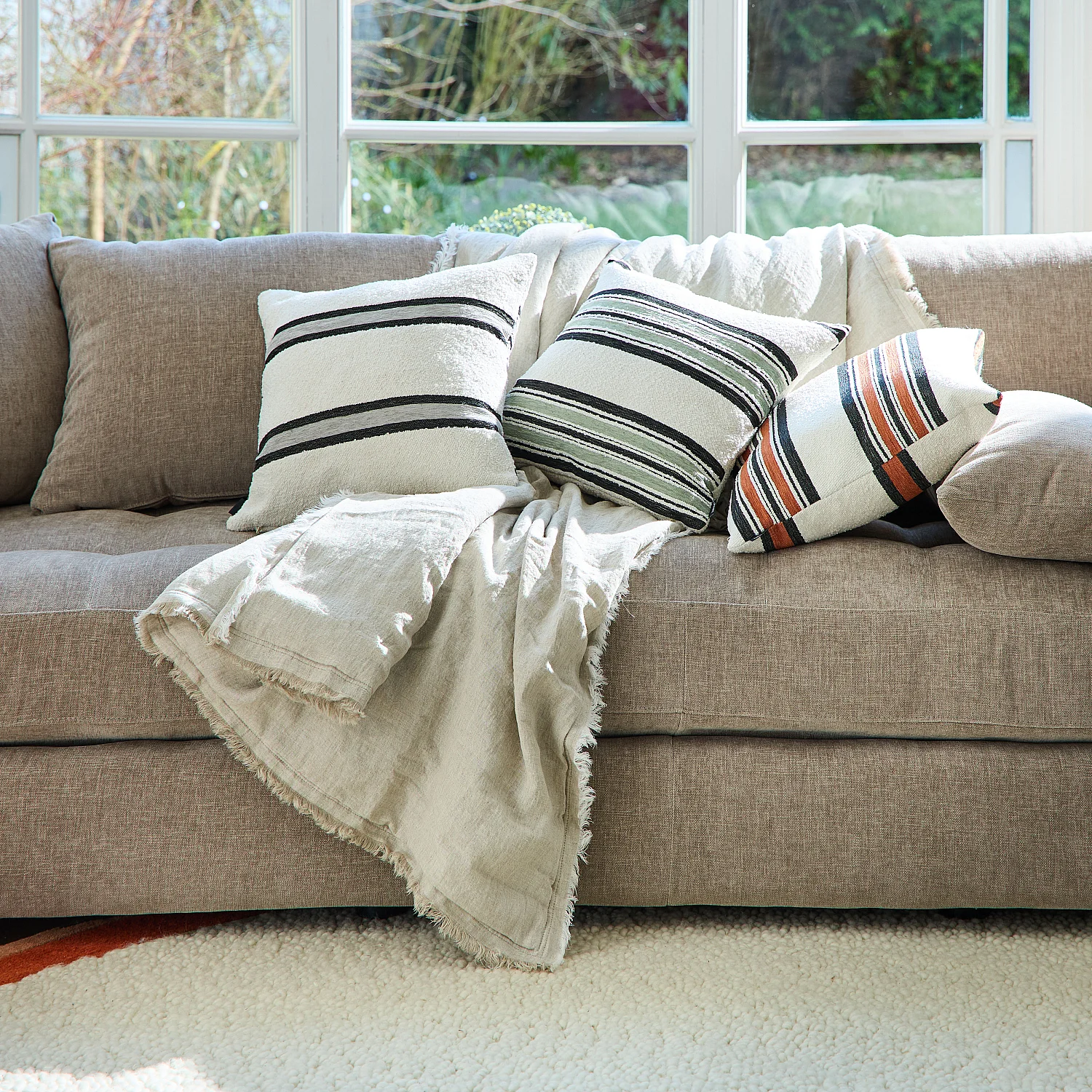 Coussin en tissu jacquard bouclette - 44 x 44 cm - Motifs à rayures - Gris - 3