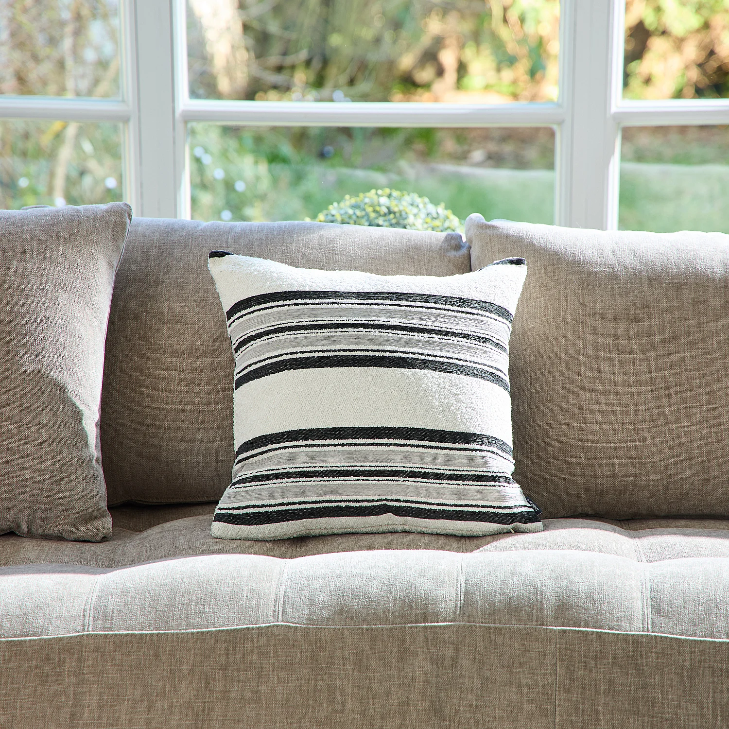 Coussin en tissu jacquard bouclette - 44 x 44 cm - Motifs à rayures - Gris - 1