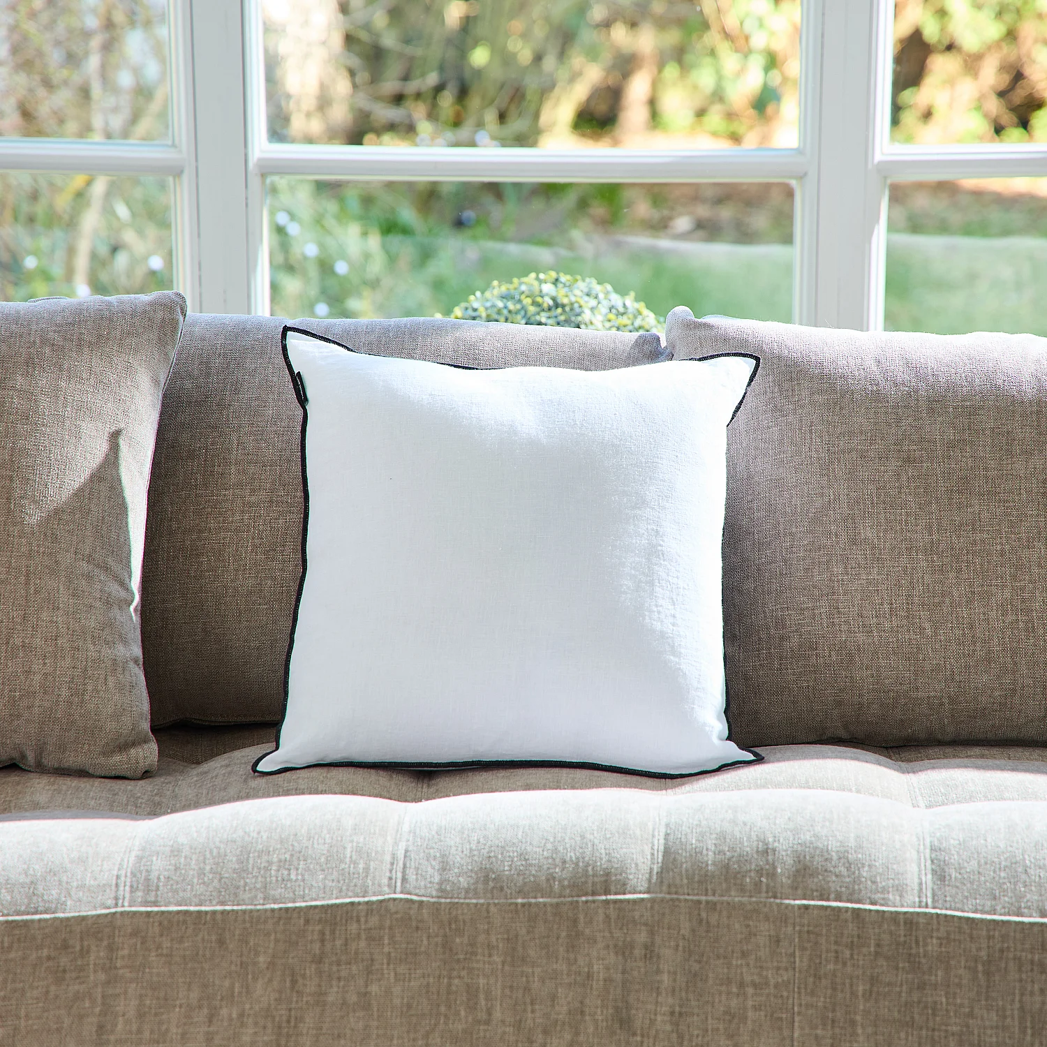 Coussin en lin à bourdon noir - 45 x 45 cm - Blanc - 1