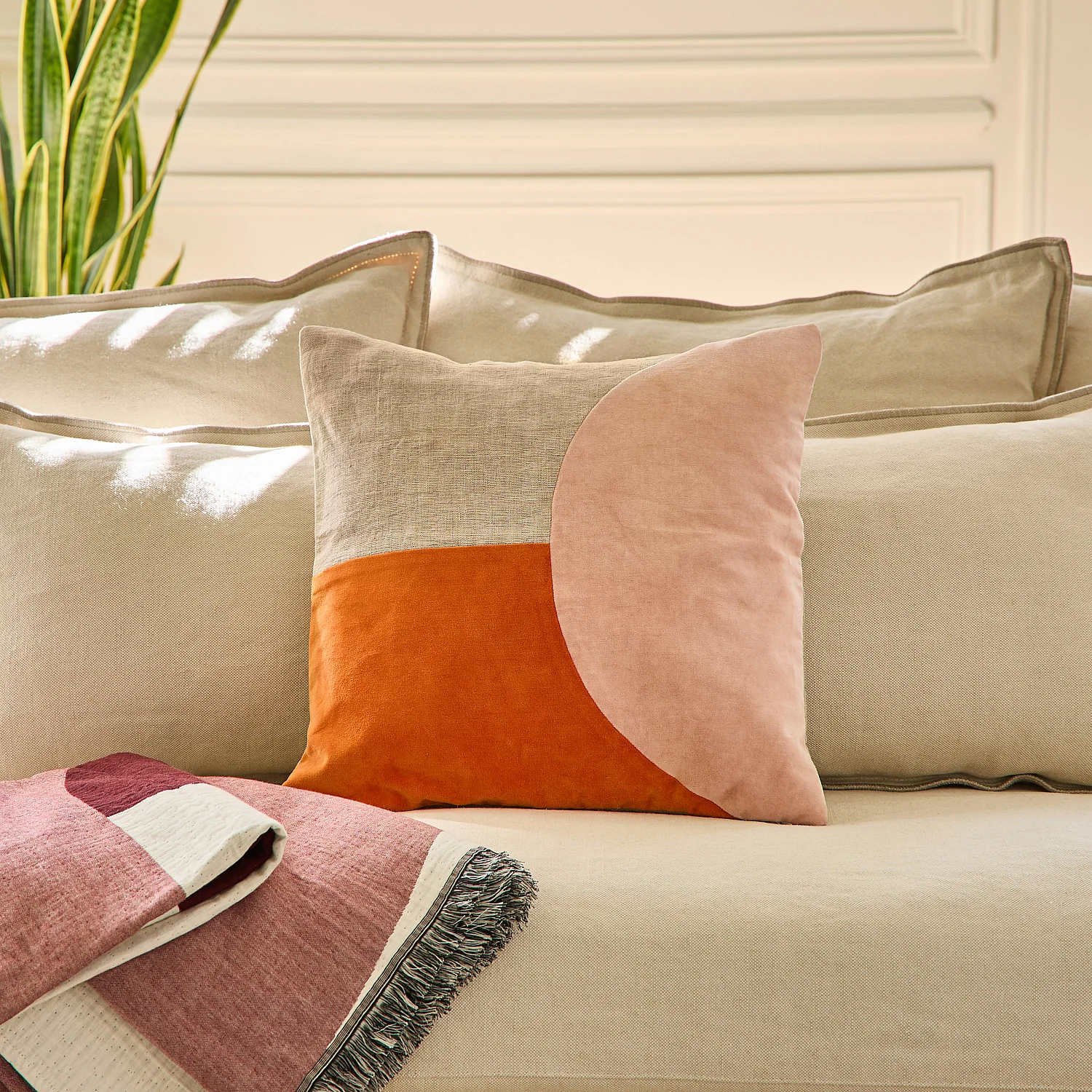 Coussin en lin et coton - 45 x 45 cm - Orange et rose pâle - Design by Floriane Jacques - 1