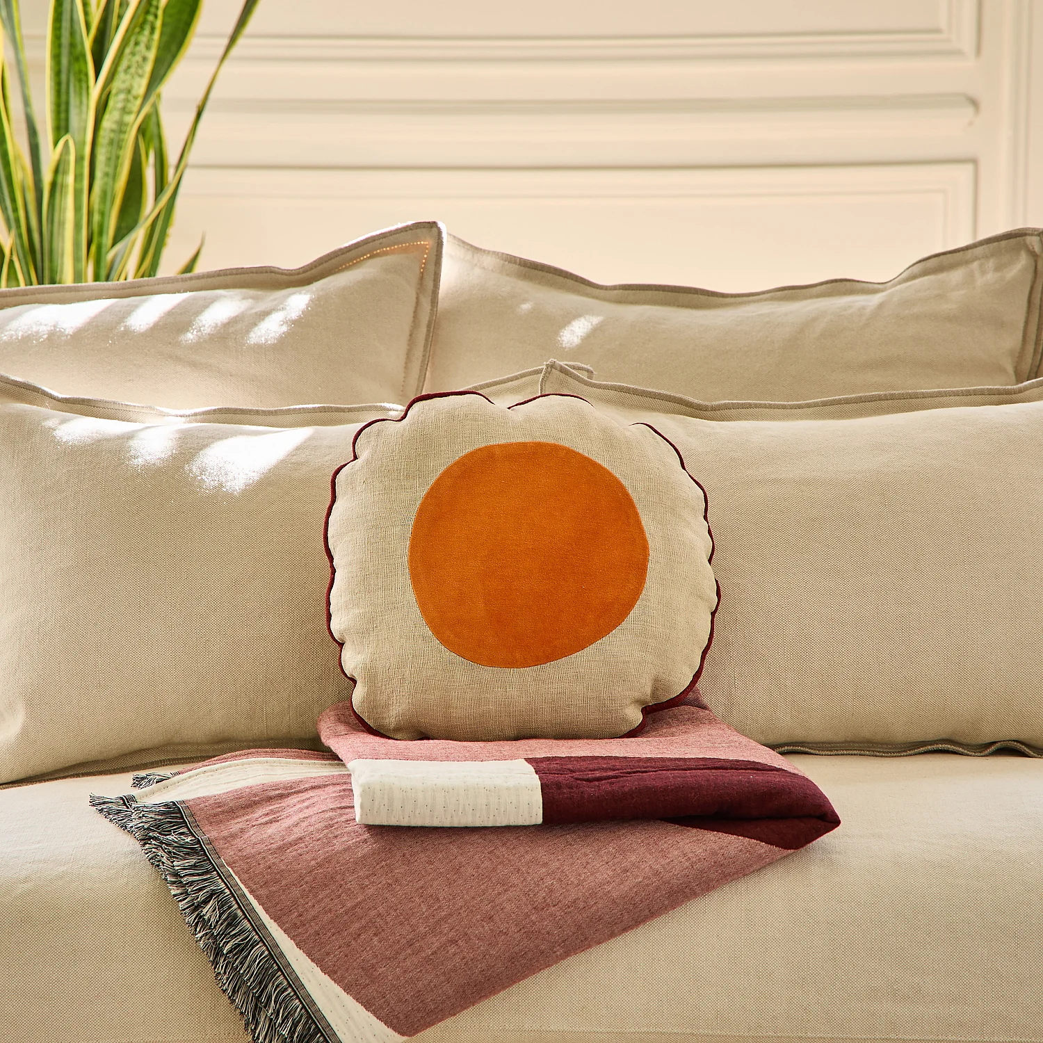 Coussin en lin et coton - 40 cm - Beige et orange - Design by Floriane Jacques - 1