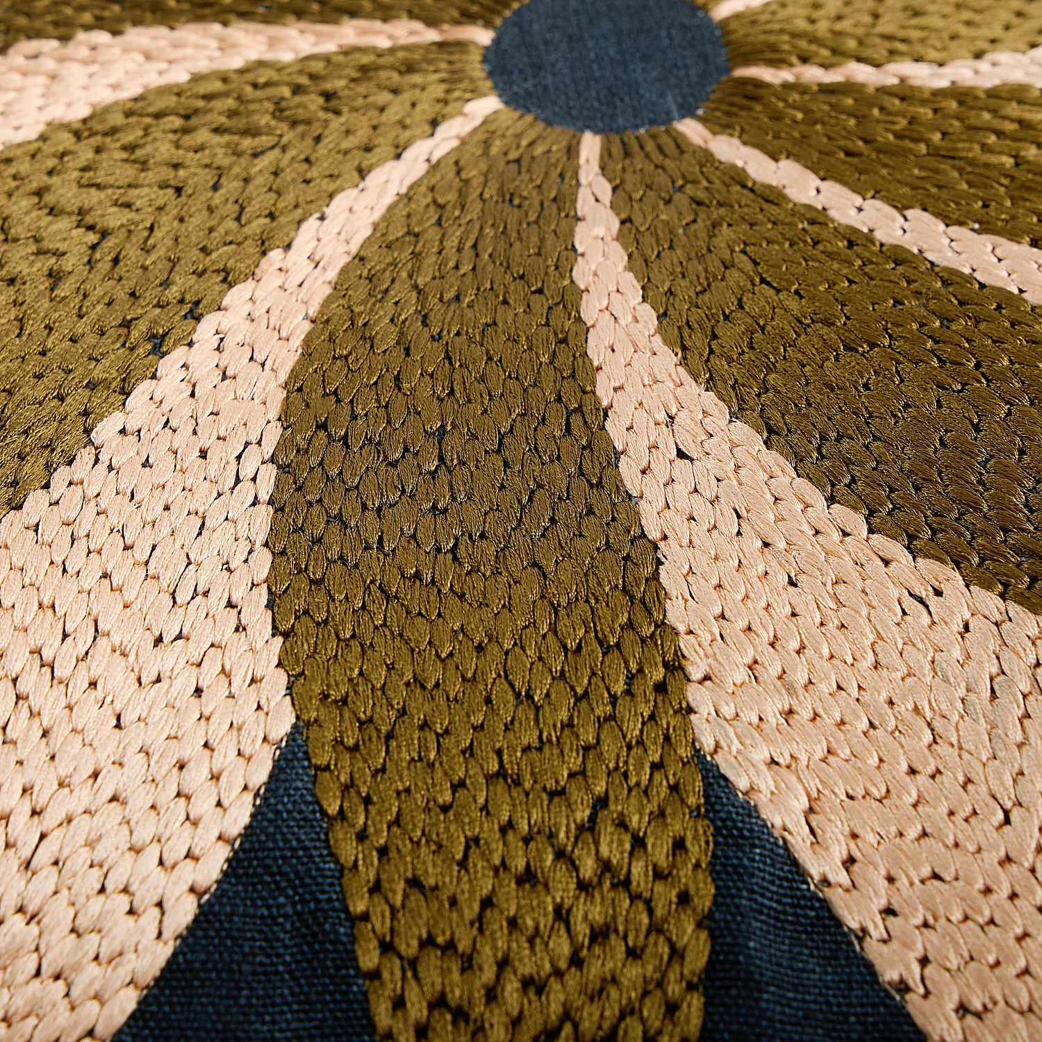 Coussin brodé en lin - 45 x 45 cm - Bleu nuit - Design by Floriane Jacques - 4