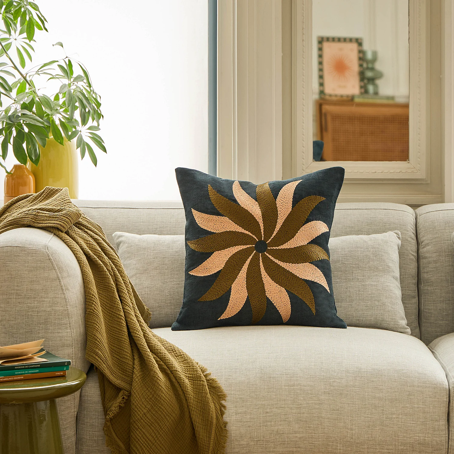 Coussin brodé en lin - 45 x 45 cm - Bleu nuit - Design by Floriane Jacques - 1