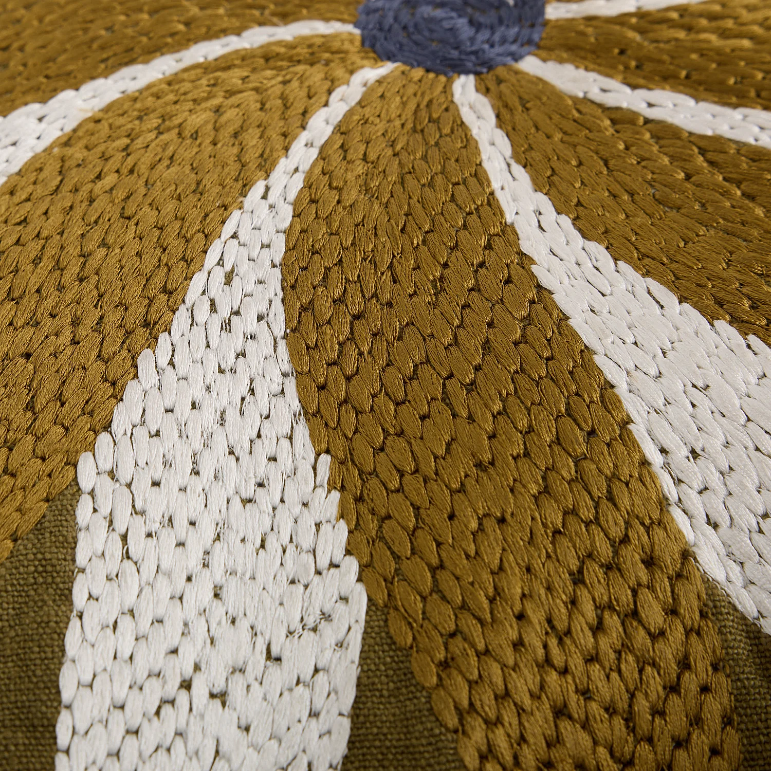 Coussin brodé en lin - 45 x 45 cm - Bronze - Design by Floriane Jacques - 4