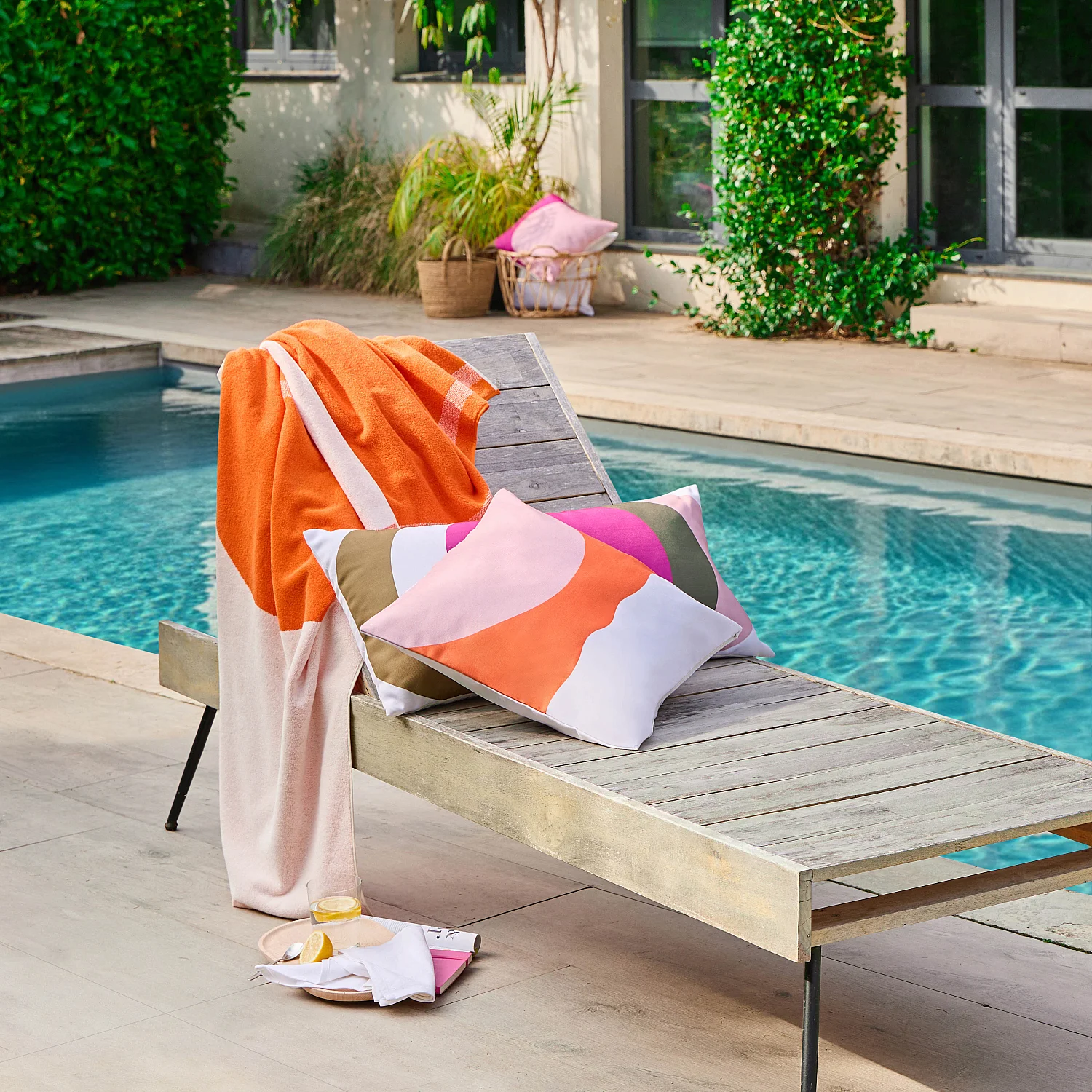 Coussin d'extérieur déperlant et anti-UV - 50 x 50 cm - Rose et Orange - Design by Floriane Jacques - 1