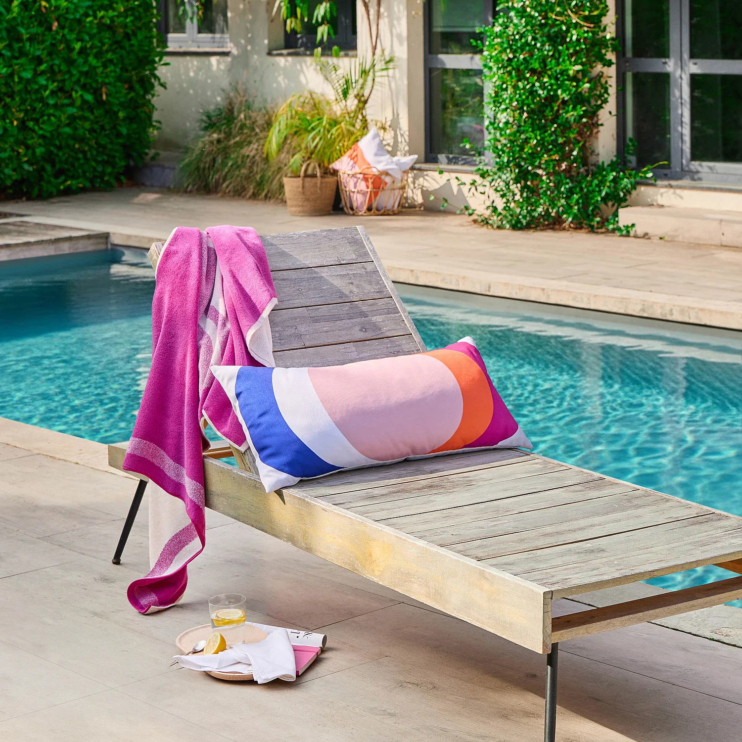 Coussin d'extérieur déperlant et anti-UV - 40 x 80 cm - Rose et Bleu profond - Design by Floriane Jacques - 1