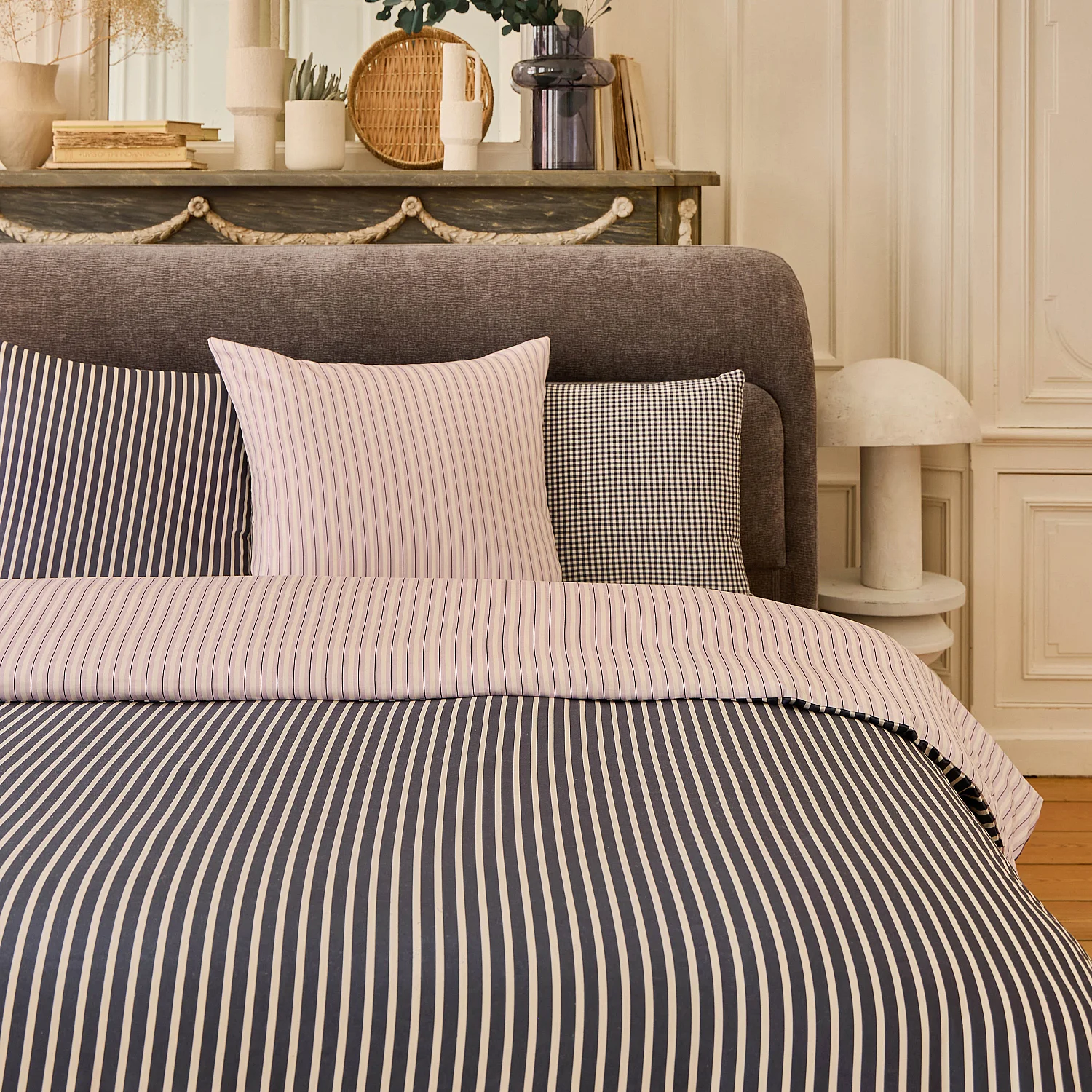 Parure de lit réversible en satin de coton bio - 260 x 240 cm - Bleu nuit et Lilas - Design by Floriane Jacques - 7