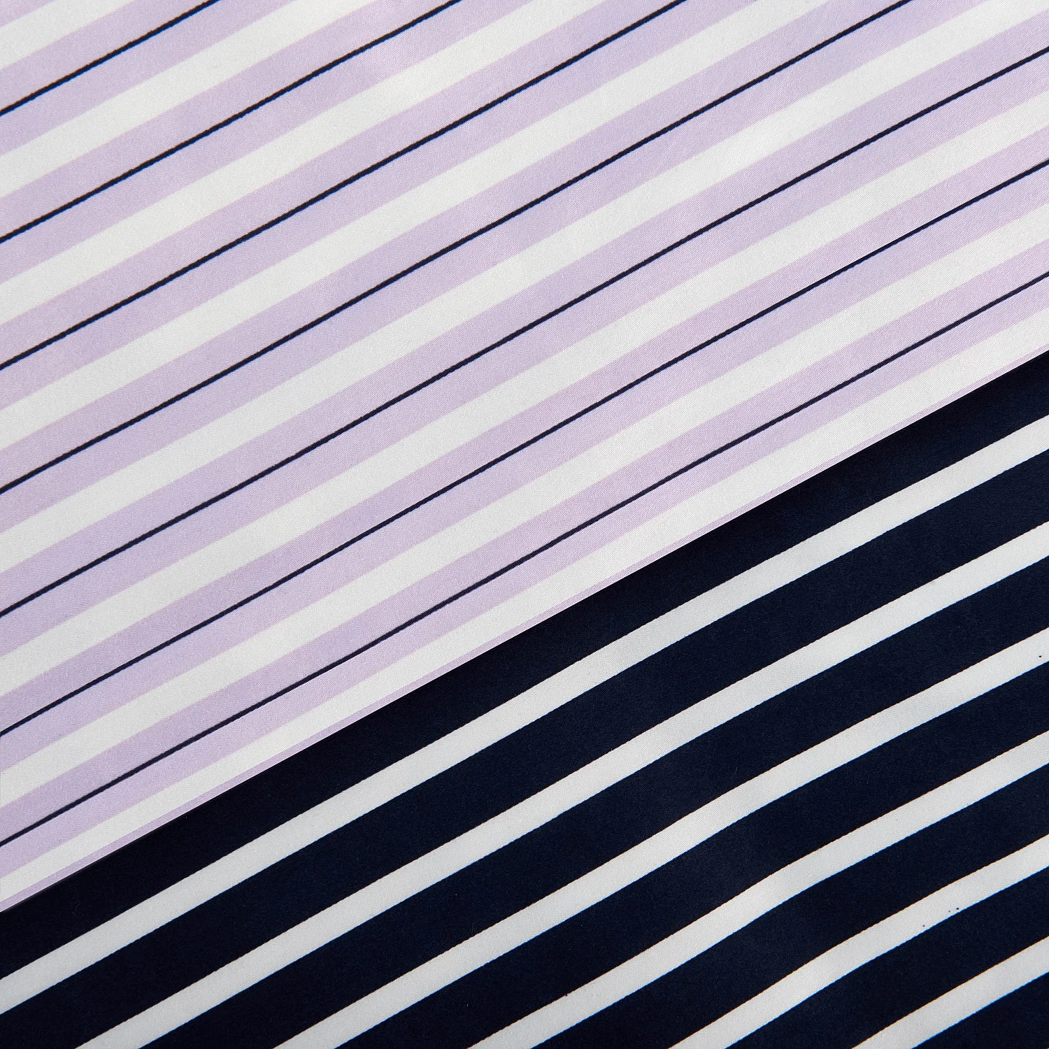 Parure de lit réversible en satin de coton bio - 260 x 240 cm - Bleu nuit et Lilas - Design by Floriane Jacques - 4