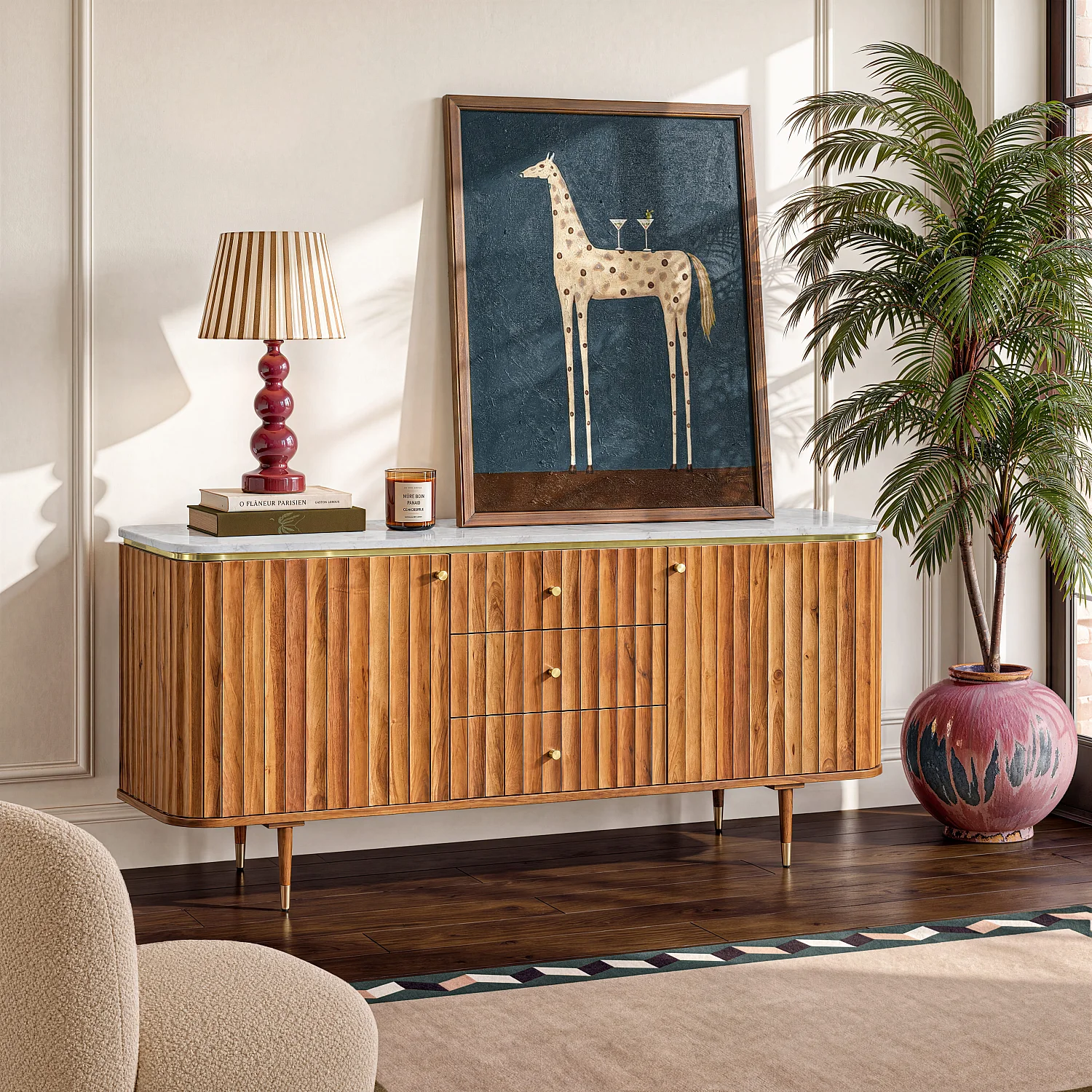 Niedriges Sideboard mit 2 Türen und 3 Schubladen aus Massivholz mit Marmorplatte