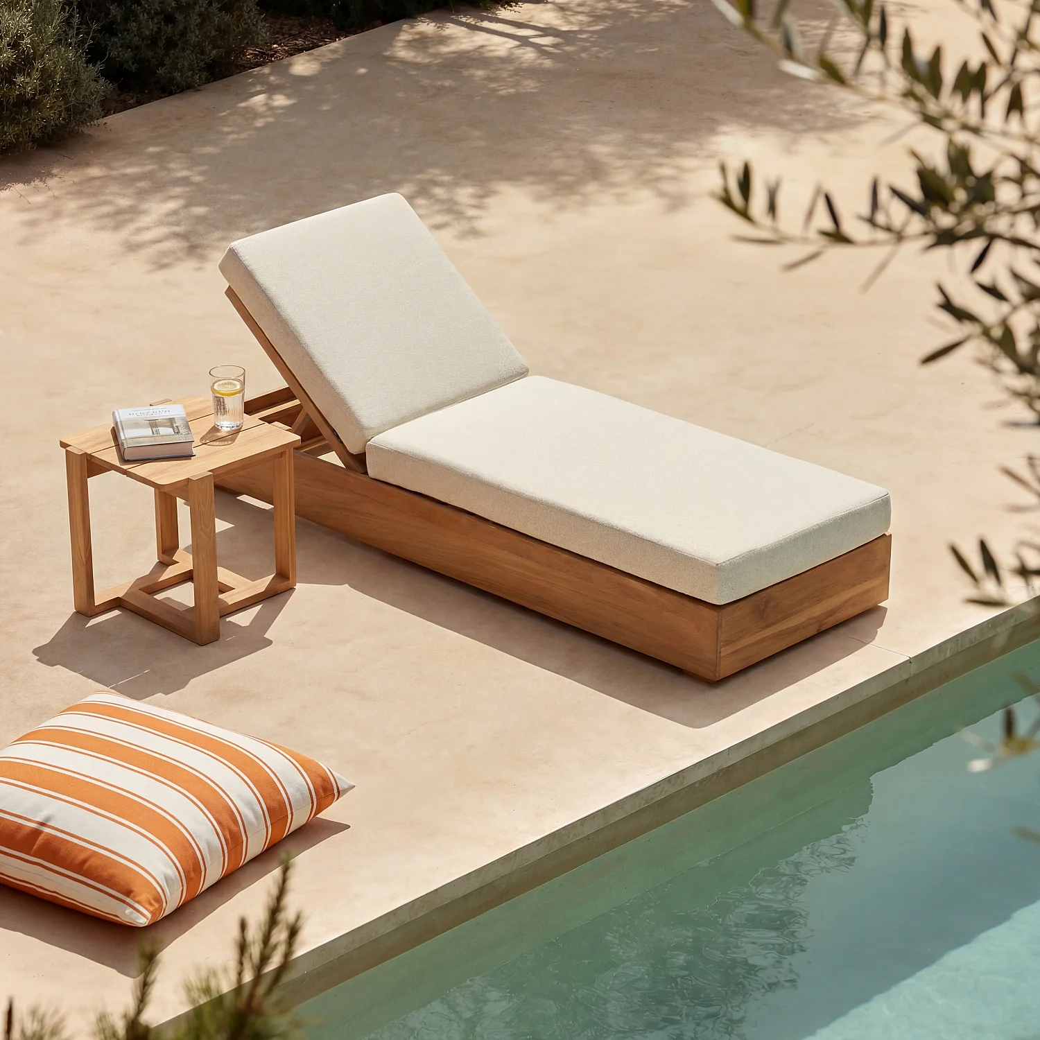 Ensemble table d'appoint et bain de soleil en teck massif et tissu imperméable - Naturel et blanc cassé - 1