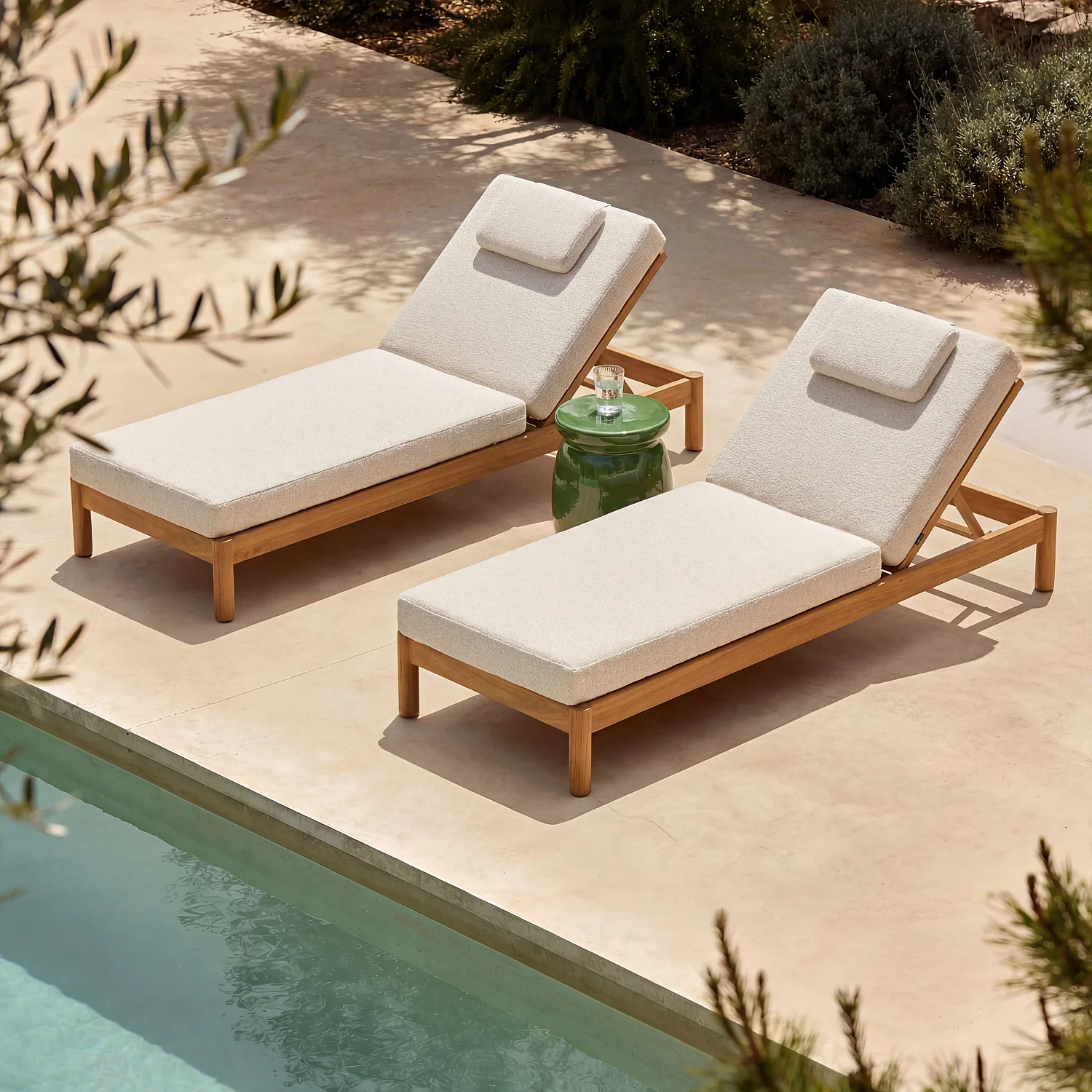 Lot de 2 bains de soleil en teck massif et tissu imperméable - Naturel et blanc cassé - 1