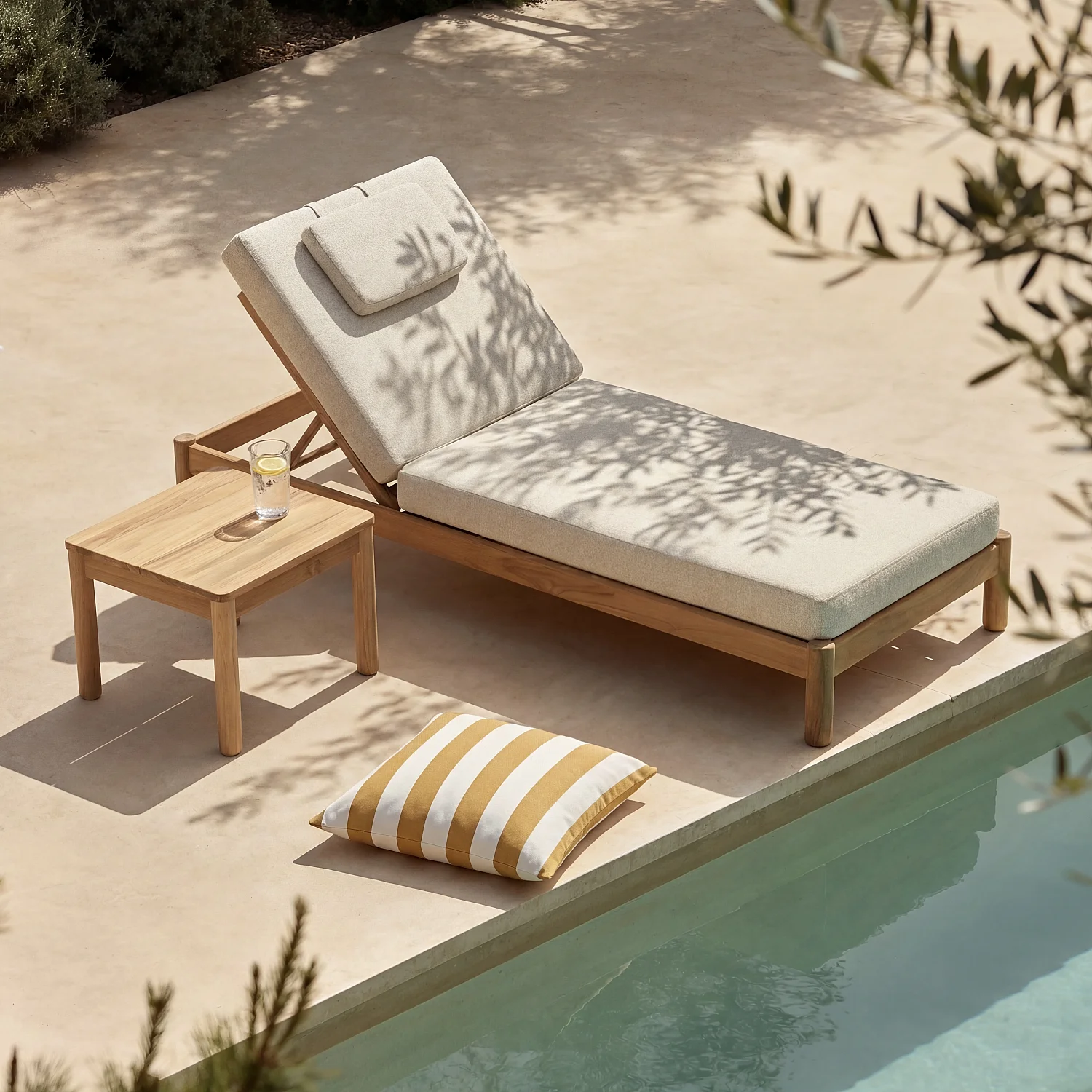 Ensemble table d'appoint et bain de soleil en teck massif et tissu imperméable - Naturel et blanc cassé - 1