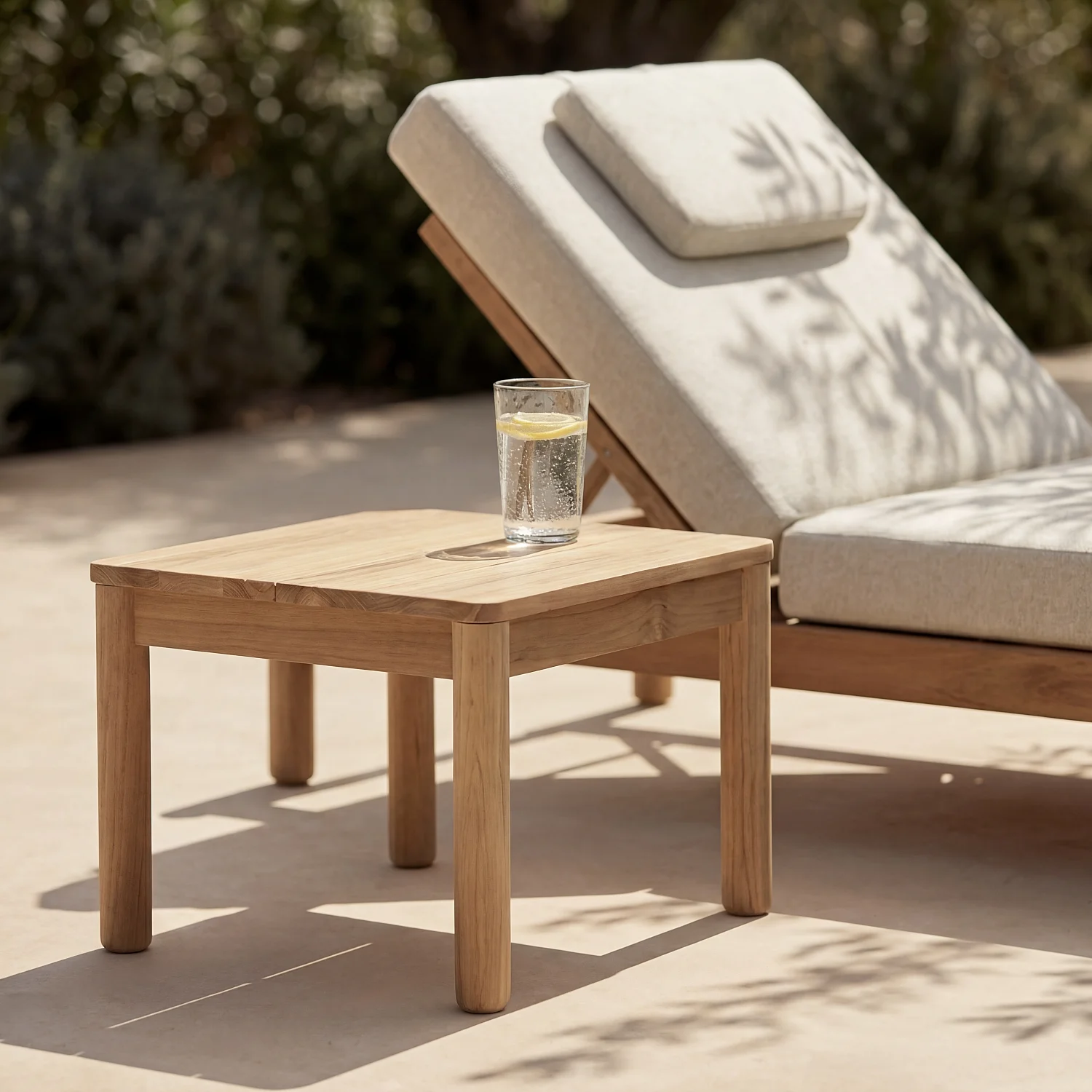 Ensemble table d'appoint et bain de soleil en teck massif et tissu imperméable - Naturel et blanc cassé - 3