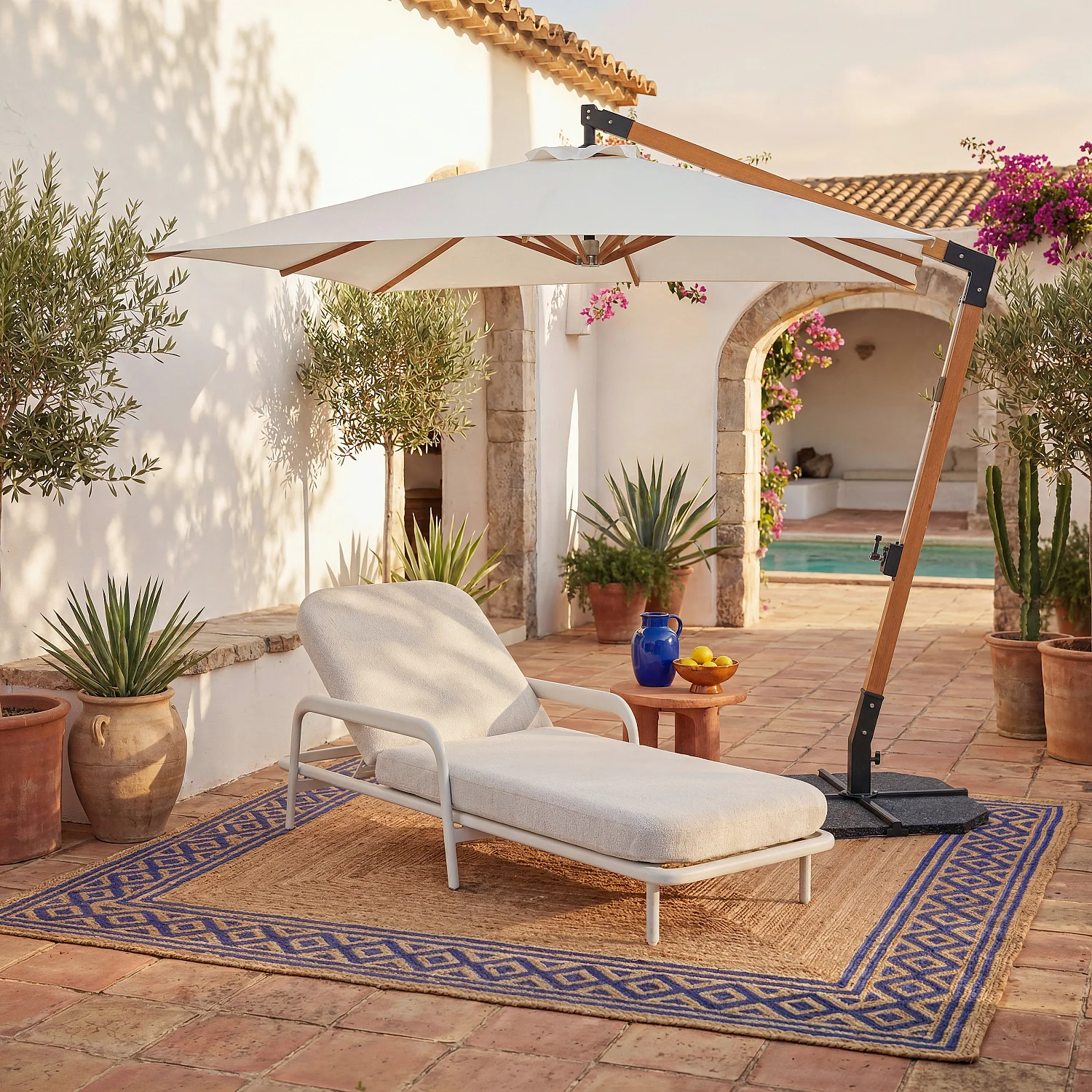 Parasol déporté en tissu et métal 3 x 3 m avec base en granite - Ecru et naturel - 1