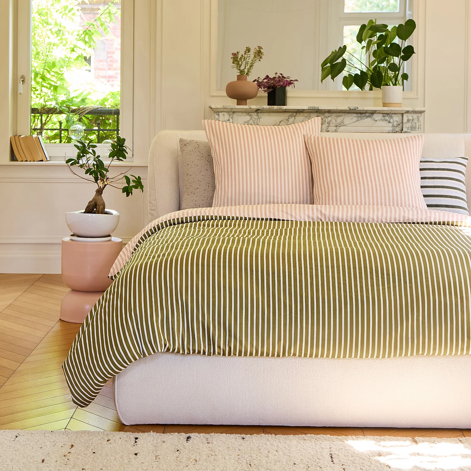 Parure de lit réversible en satin de coton bio - 260 x 240 cm et 50 x 70 cm - Rose pâle et vert - Design by Floriane Jacques - 5