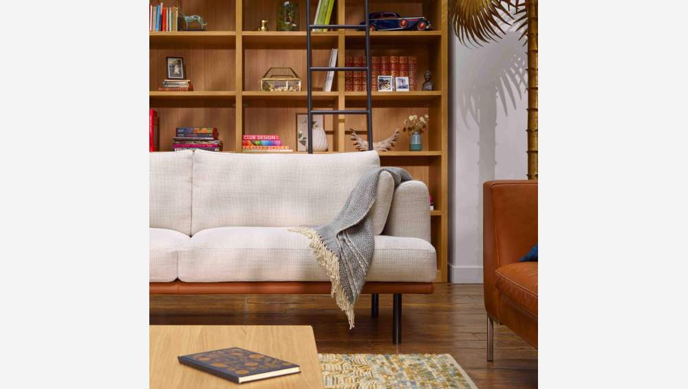 2-Sitzer Sofa aus Stoff Bellagio organic green mit Basis und Armlehnen aus braunem Leder