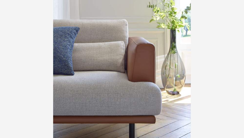 3-Sitzer Sofa aus Stoff Lecce nature mit Basis aus braunem Leder