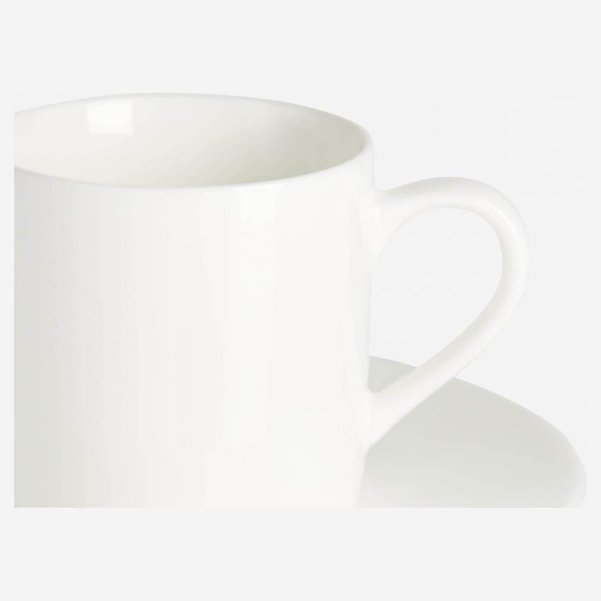 Taza de café con plato de porcelana blanca