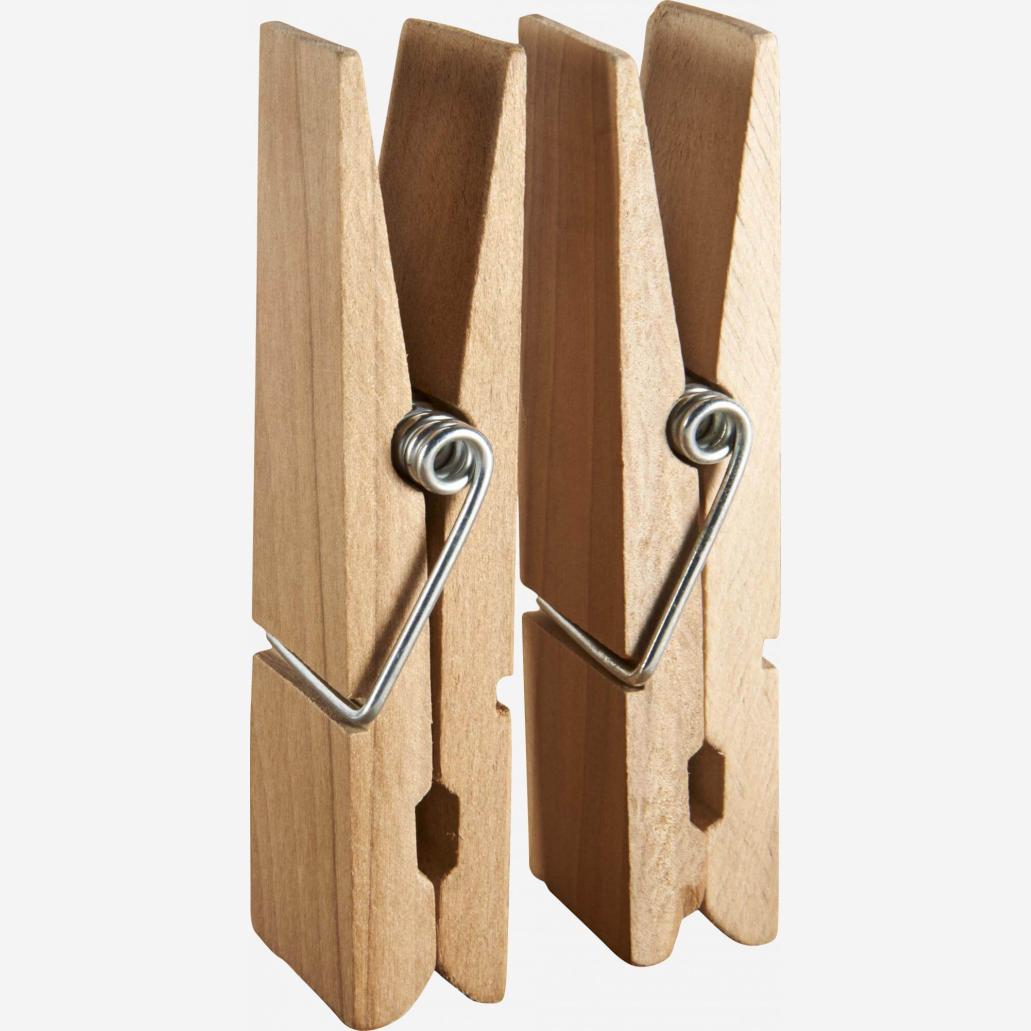 2 wooden clothes pegs