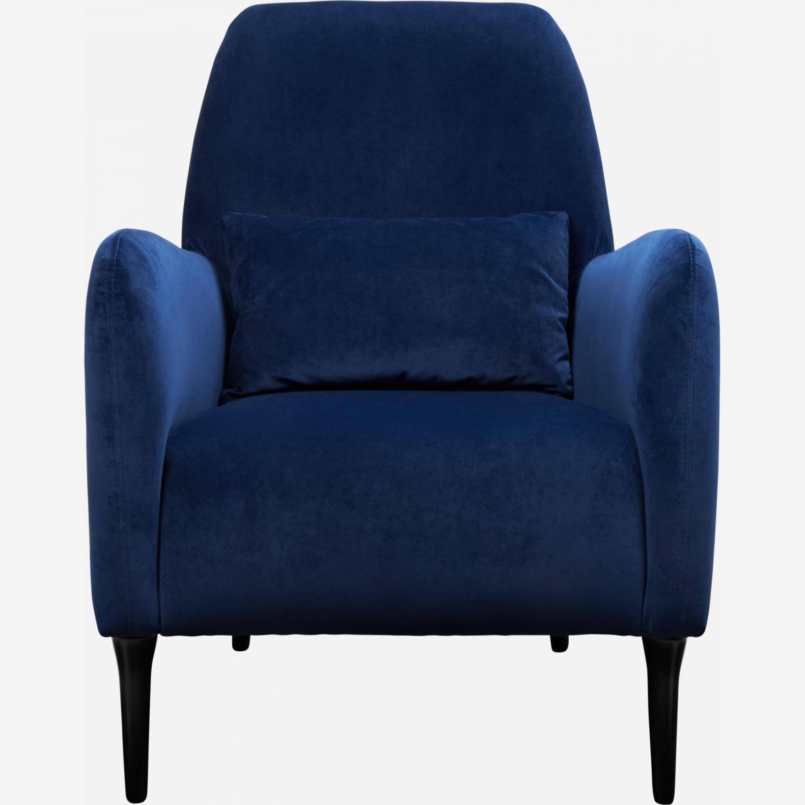 Fauteuil van blauw fluweel en donkere poten