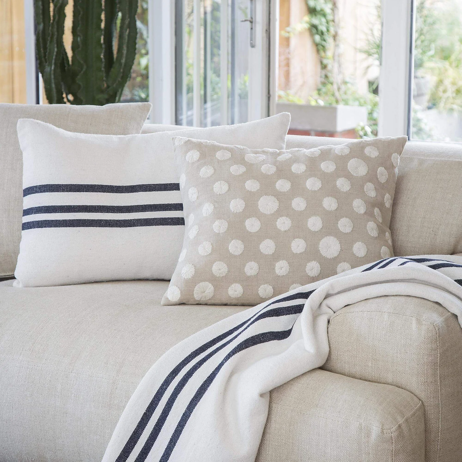 Coussin en lin avec fleurs brodées - 40 x 50 cm - Beige et Blanc - 1