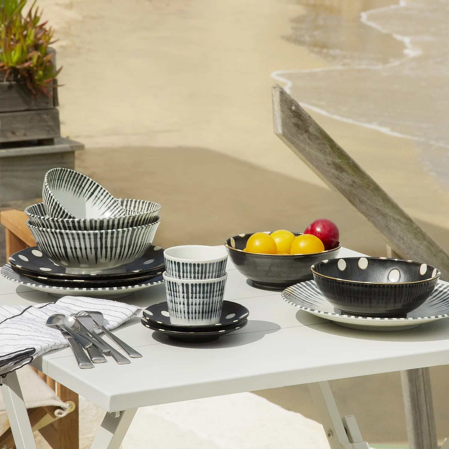 Assiette plate en porcelaine - 26 cm - Lignes bleues - 1